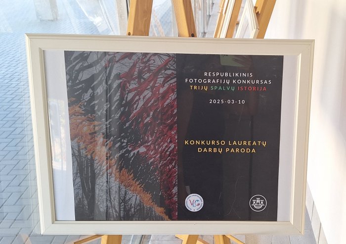 Teismo vitrinoje – respublikinio fotografijų konkurso „Trijų spalvų istorija“ laureatų darbų paroda