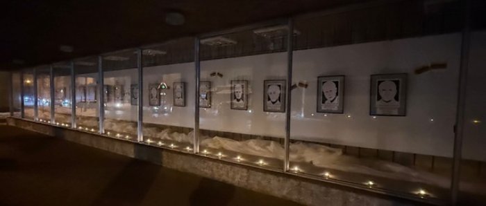 Klaipėdos apygardos teismo pastato languose sužibo atminimo žvakutės