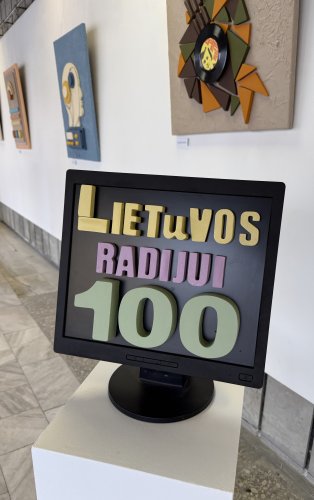 Teismo vitrinoje eksponuojama paroda „Lietuvos radijui – 100“